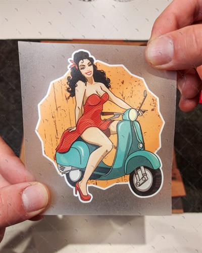 VSP36 Scooterli Pinup Kizi Etiketi