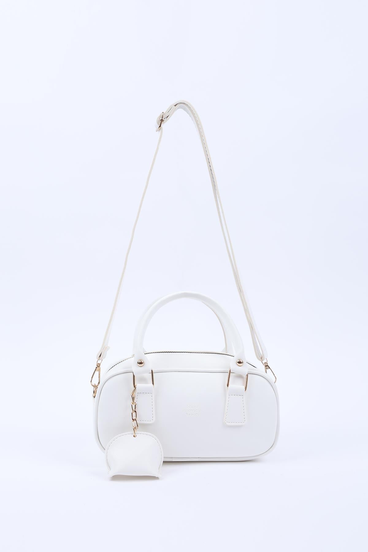 Beyaz Shk207 Suni Deri Charm Detaylı Fermuarlı Ayarlanabilir Askılı El, Kol ve Omuz Çantası U:14 E:24 G:8 cm