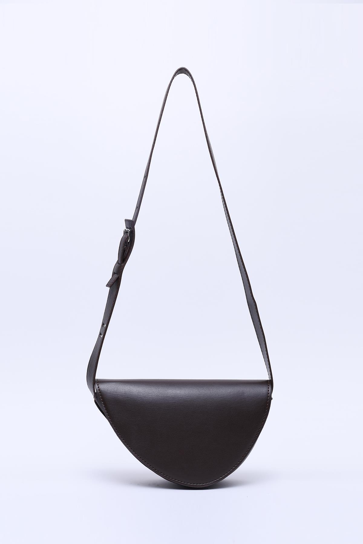 Kahve Rengi Shk154 Suni Deri Asimetrik Çıtçıtlı Tek Bölmeli Astarlı Kol ve Omuz Çantası U:15 E:23 G:7 cm