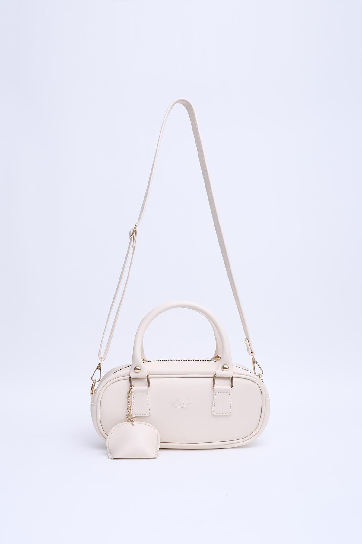 Krem Shk207 Suni Deri Charm Detaylı Fermuarlı Ayarlanabilir Askılı El, Kol ve Omuz Çantası U:14 E:24 G:8 cm