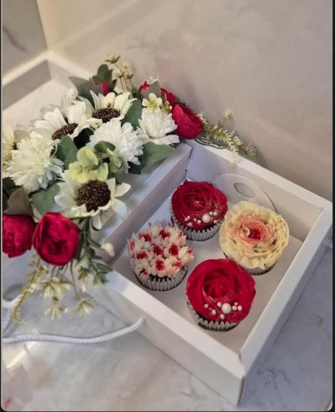 Pasta Çiçek Kurabiye Kutusu 2 bölmeli VE 4LÜ CUP CAKE SEPERATÖRÜ İLE SET