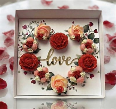 KALP CUPCAKE KUTUSU ASETAT PENCERELİ 35x35x11 VE LOVE PLEKSİ