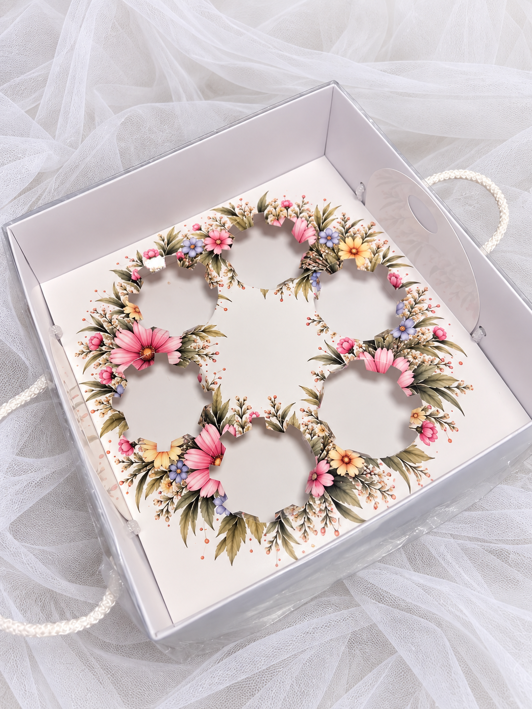 EGE CONCEPT LİFE-FLORAL ÇELENK DESENLİ 6 lı CUPCAKE KUTUSU 25x25x10 ADETLİ SATIŞ 