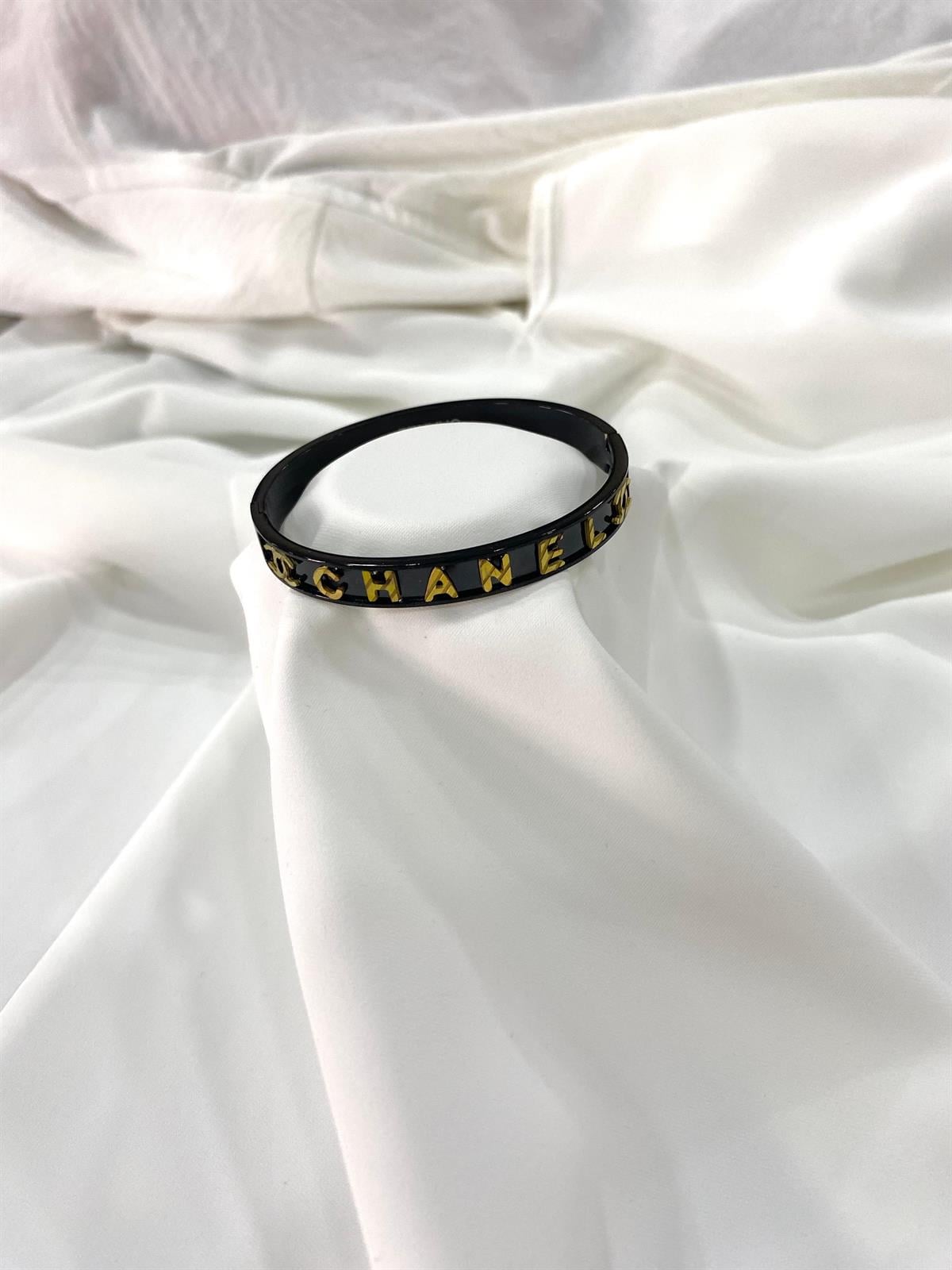 CHANEL YAZILI SİYAH ÇELİK KELEPÇE