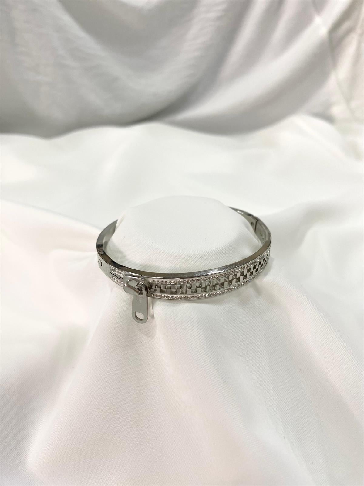 FERMUAR DETAYLI ÇELİK KELEPÇE