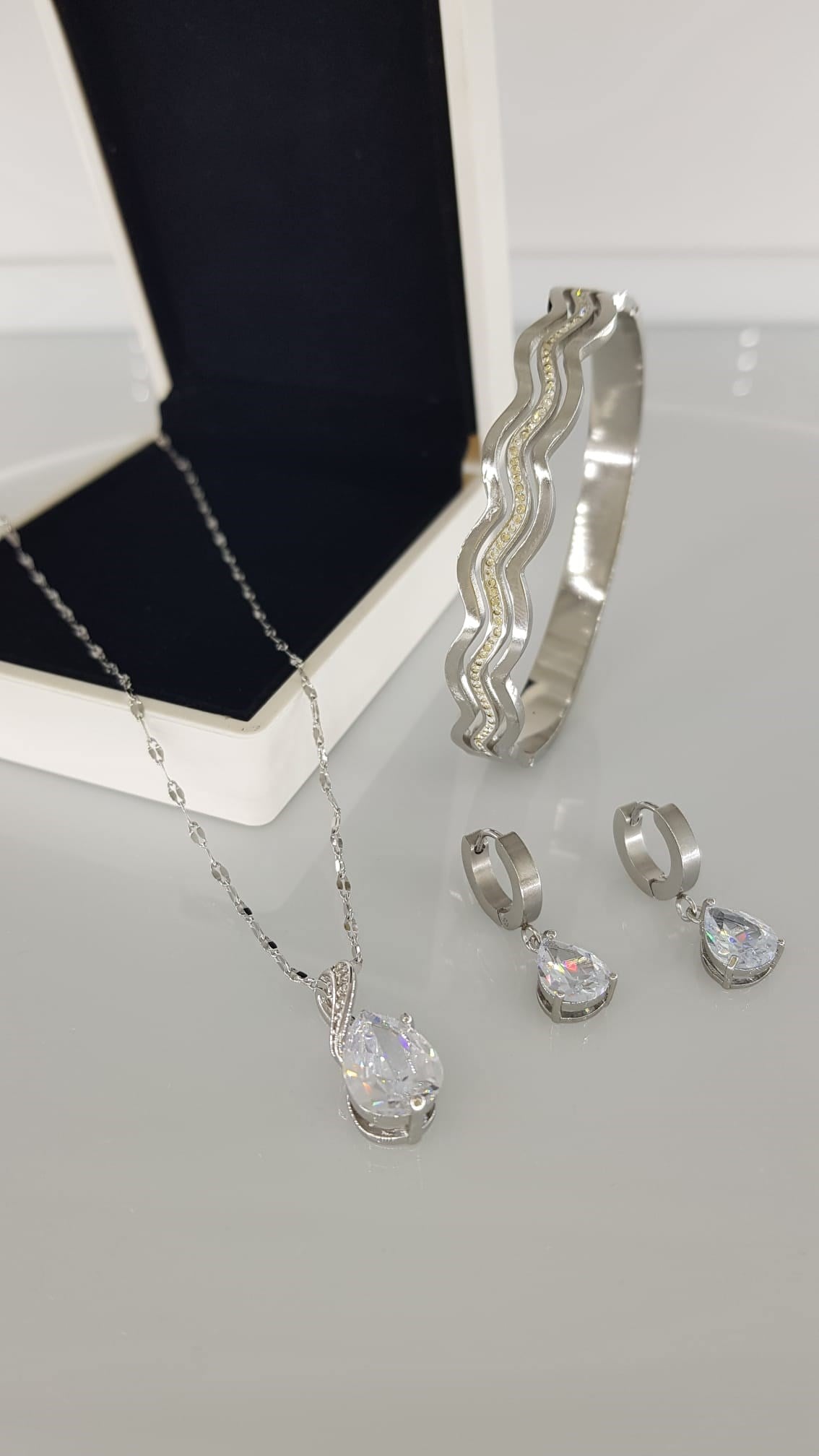 Damla Gümüş Rengi Çelik Takı SetiDamla Gümüş Rengi Çelik Takı Seti Kararma Yapmaz, Zarif Stil