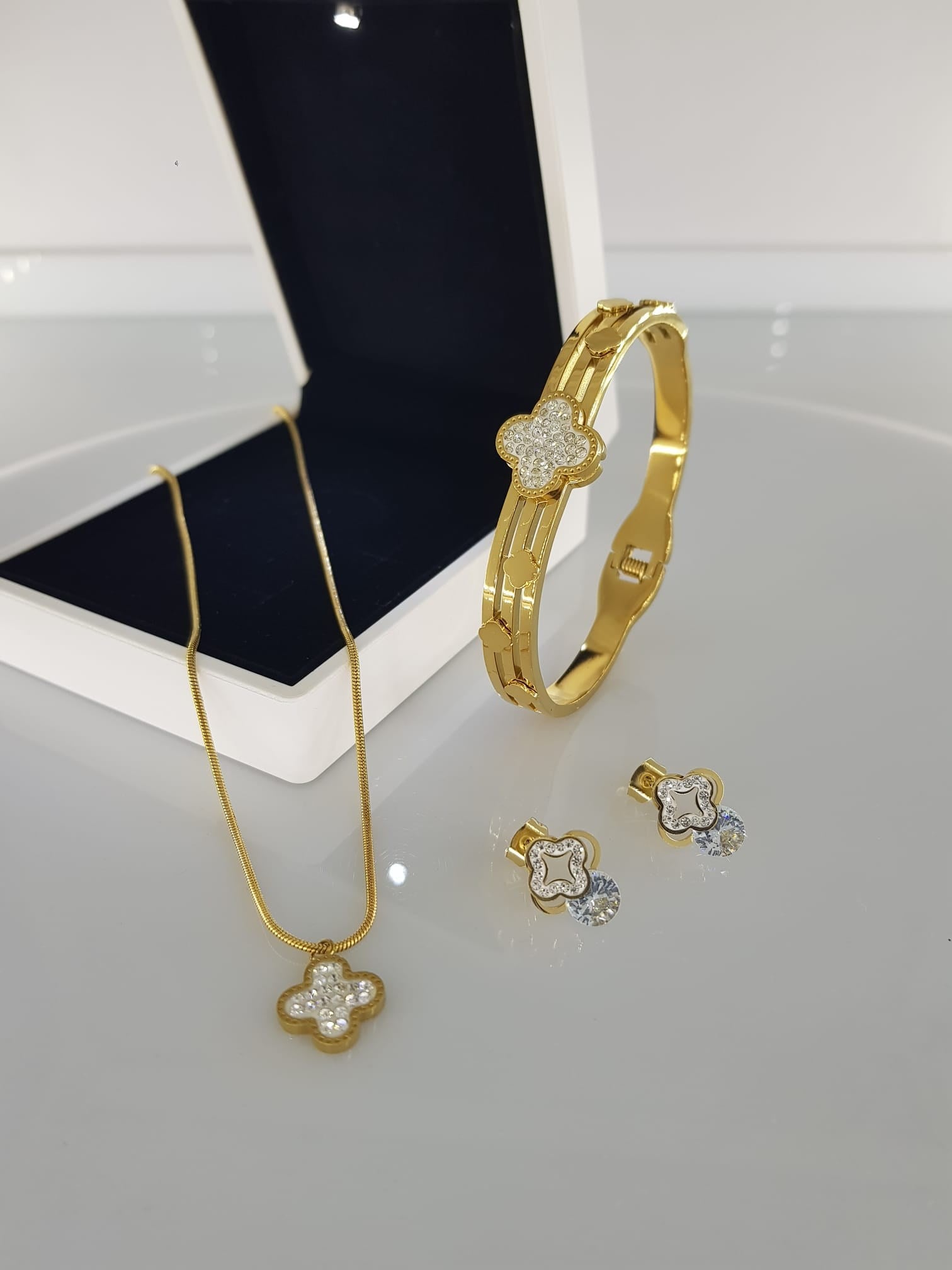 Trendy Gold Çelik Takı SetiTrendy Gold Çelik Takı Seti  Kararma Yapmaz, Zarif Stil
