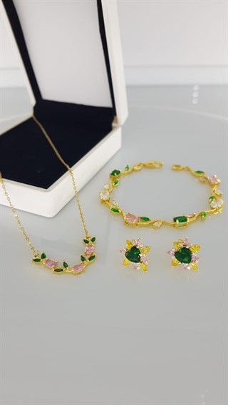 Yeşil Pembe Taşlı Çiçek Gold  Çelik SetYeşil Pembe Taşlı Çiçek Gold  Çelik Set Kararma Yapmaz, Zarif Stil