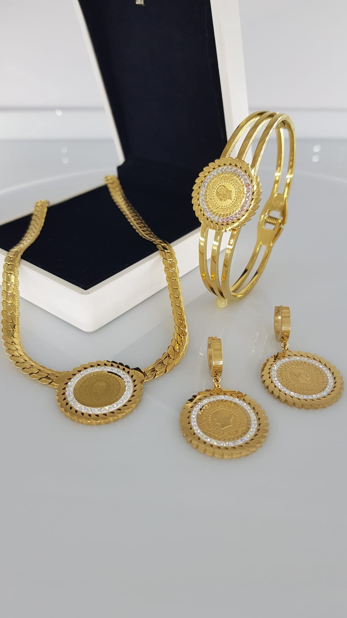 Gerdanlıklı Atatürk Gold Rengi Çelik Takı SetiGerdanlıklı Atatürk Gold Rengi Çelik Takı Seti Kararma Yapmaz, Zarif Stil