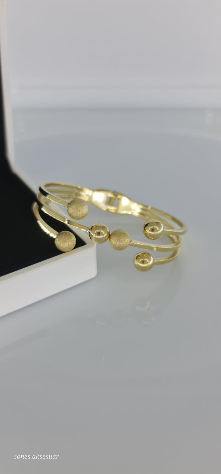Gold Dorika Toplu Çelik Bilezik c094Dorika Toplu Altın Renk Bilezik C120 | Zarif ve Modern Tasarım