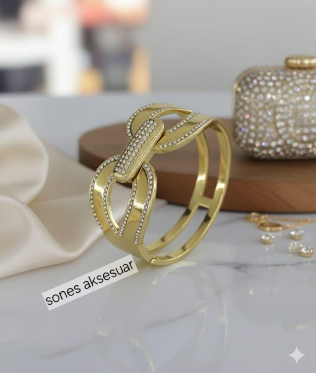 İhtişamlı Gold Çelik Kelepçe SNSc079-1Dayanıklı ve Şık Kalın Çelik Kelepçe İhtişamlı Gold Çelik Kelepçe SNSc079-1 | Kadın Takı, Kararma Yapmaz