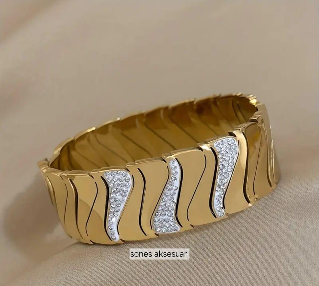 Kalın Kaliteli Çelik Kelepçe SNSc015-1Dayanıklı ve Şık Kalın Çelik Kelepçe SNSc015-1 | Kadın Takı, Kararma Yapmaz