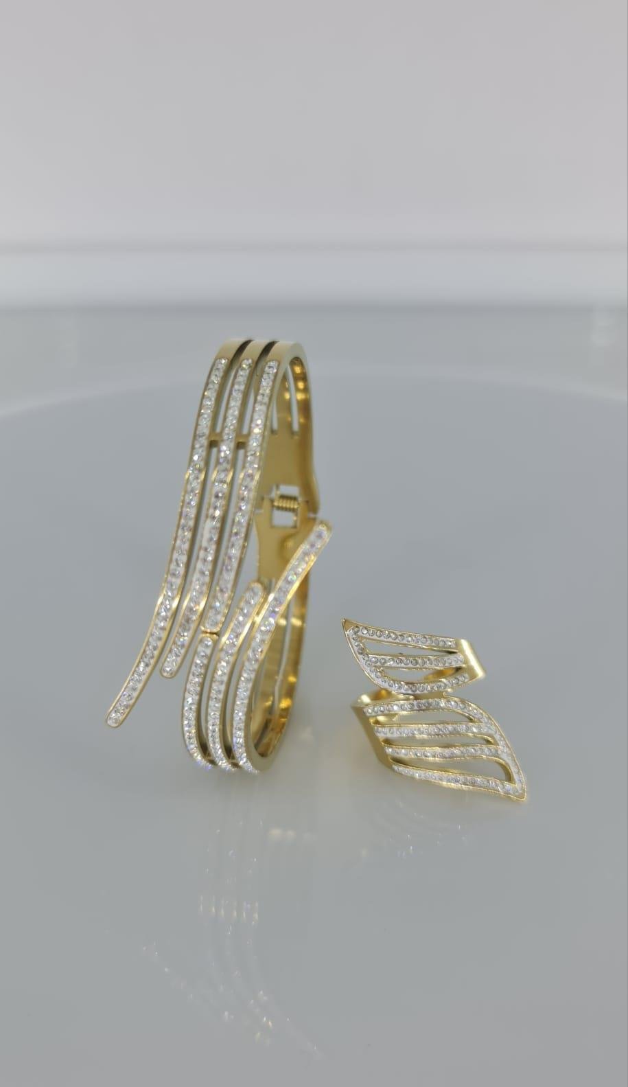 Kelebek Kelepçe ve Yüzük Çelik Takı SetiKelebek Kelepçe ve Yüzük Çelik Takı Seti Kararma Yapmaz, Zarif Stil