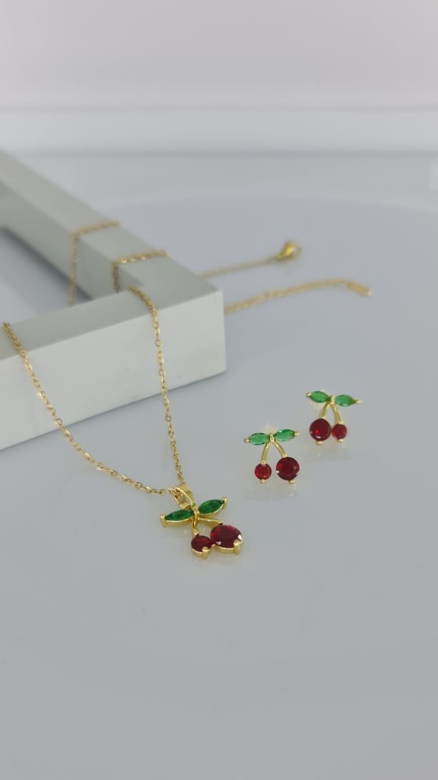 Kiraz Gold Kolye Küpe Çelik Takı SetiKiraz Gold Kolye Küpe Çelik Takı Seti Kararma Yapmaz, Zarif Stil