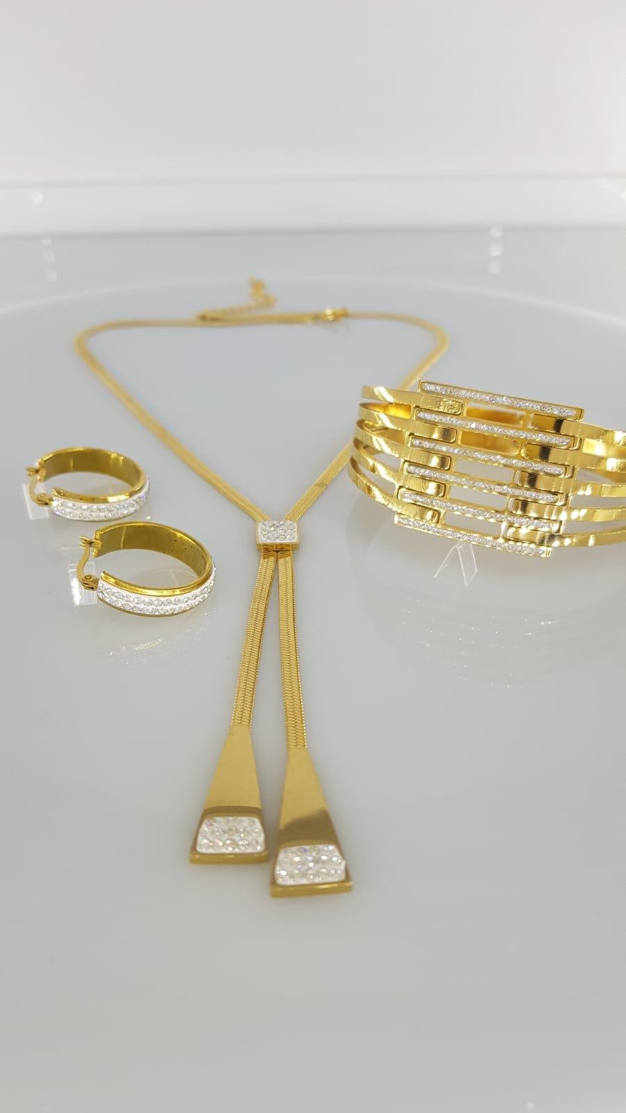 Kraliçe Gold Çelik Takı Seti 350Kraliçe Gold Çelik Takı Seti 350 kararmaz Doğumgünü Özel gün Hediye Anneler Günü