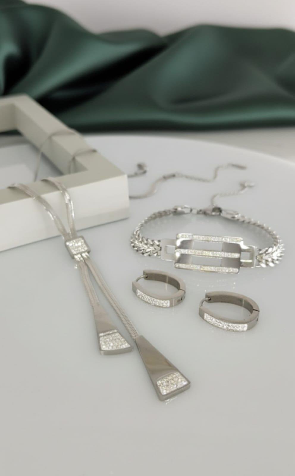 Kraliçe Gümüş Rengi Çelik Takı SetiKraliçe Gümüş Rengi Çelik Takı Seti  Kararma Yapmaz, Zarif Stil