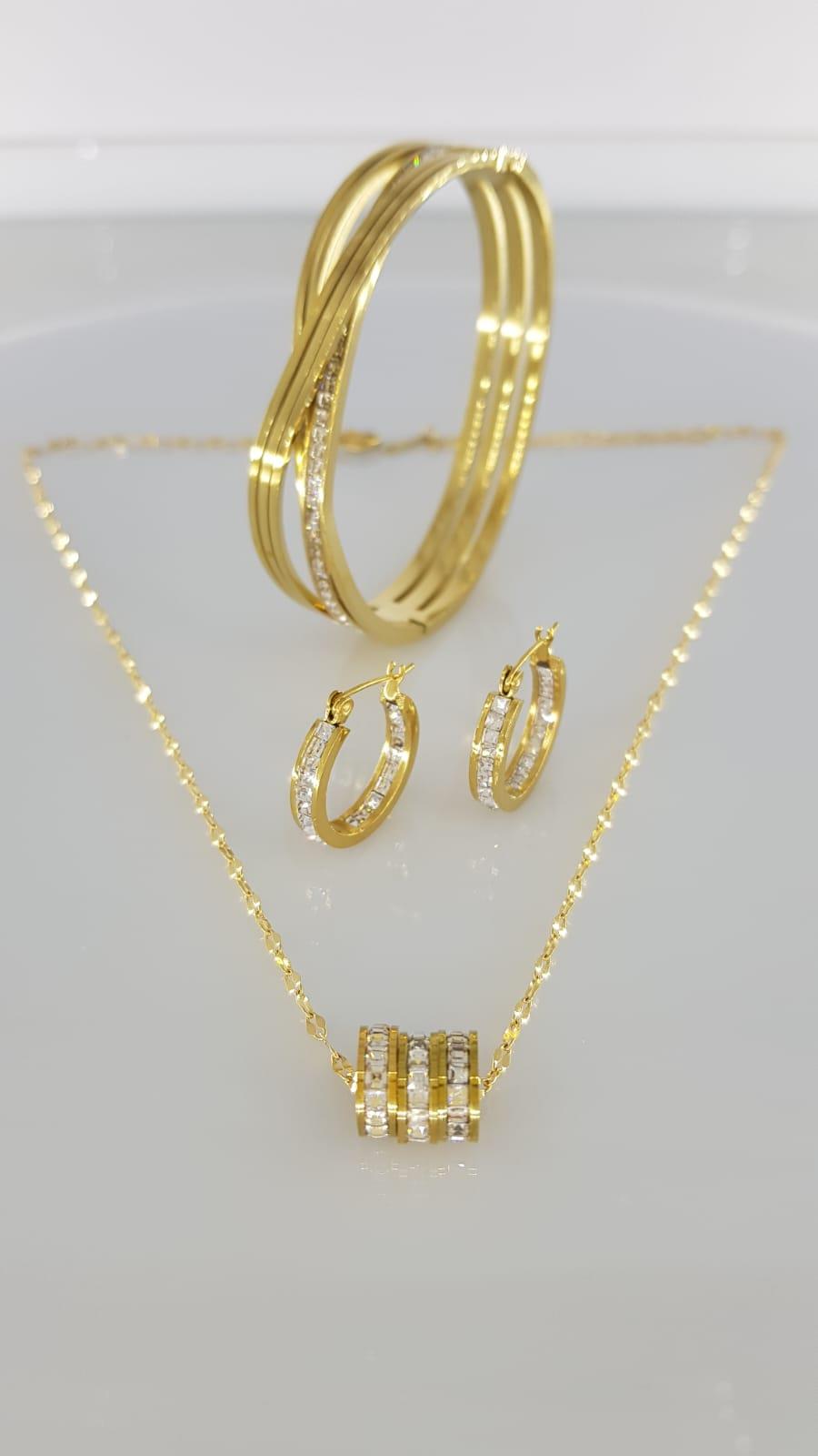Taşlı Gold Rengi Çelik Takı SetiTaşlı Gold Rengi Çelik Takı Seti Kararma Yapmaz, Zarif Stil