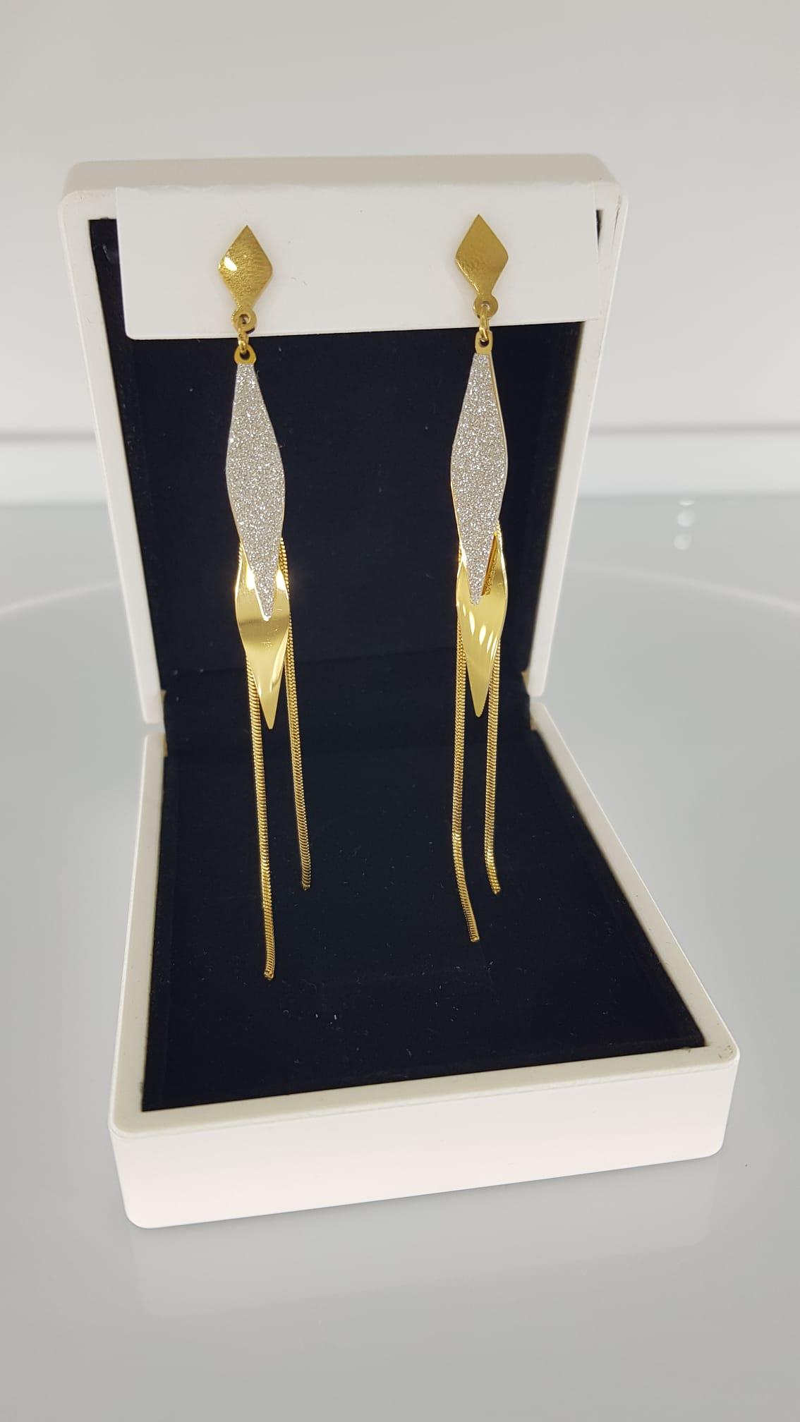 Uzun Sallantılı Gold Çelik Küpe Uzun Sallantılı Gold Çelik Küpe 