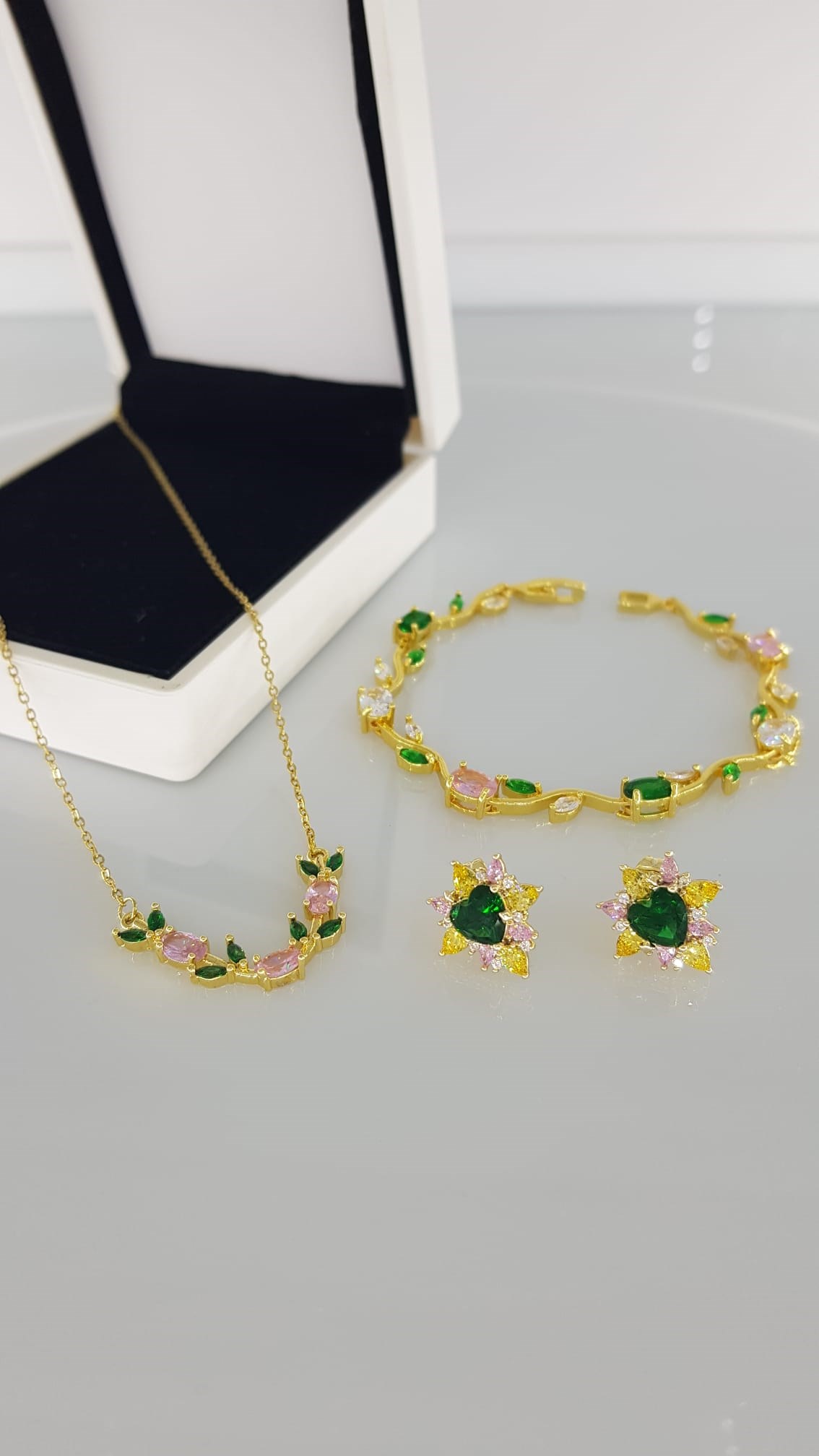 Yeşil Pembe Taşlı Çiçek Gold  Çelik SetYeşil Pembe Taşlı Çiçek Gold  Çelik Set Kararma Yapmaz, Zarif Stil