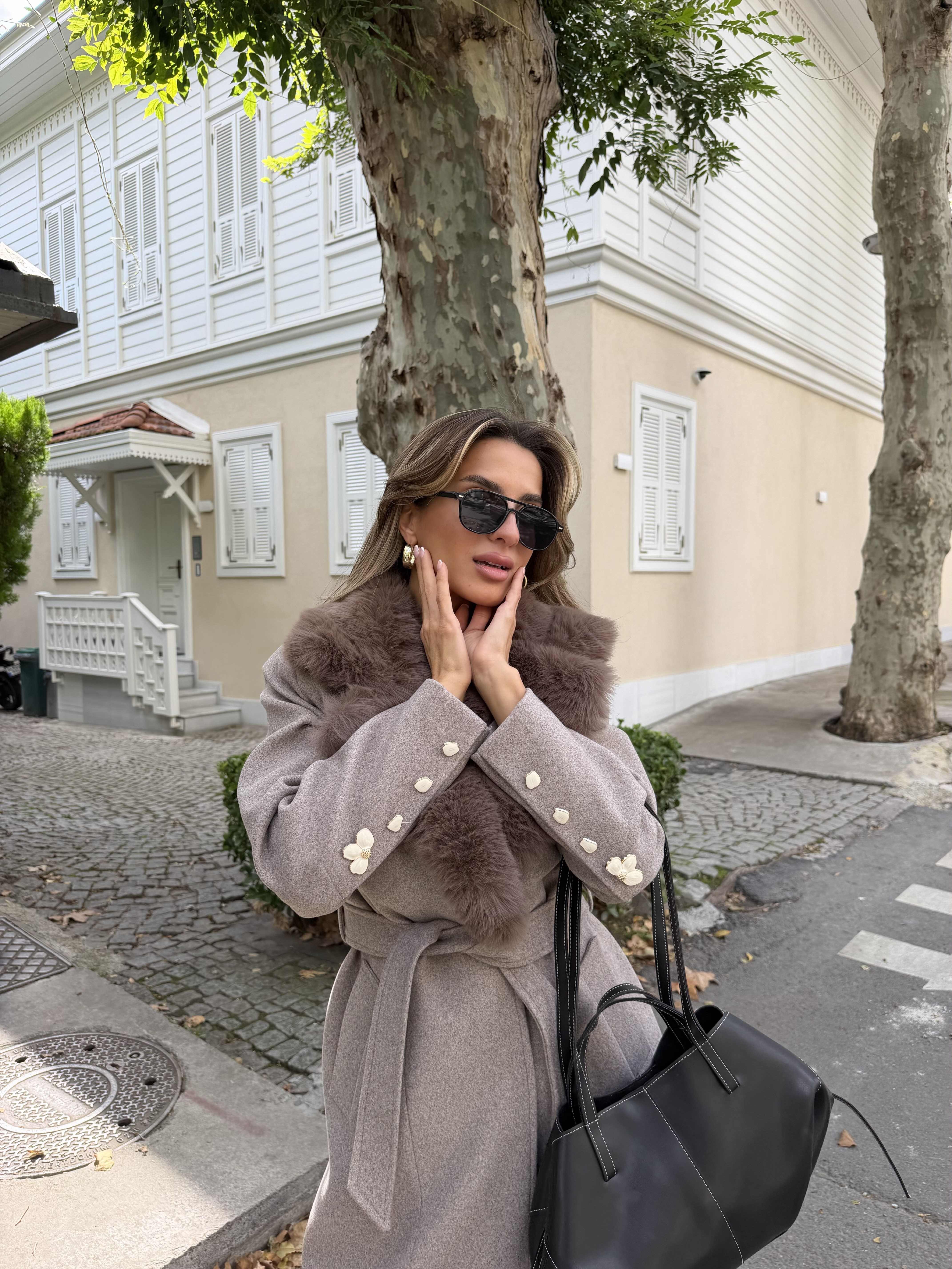 Flora Mücevher Düğmeli Kürk Yaka Kaban (Vizon)