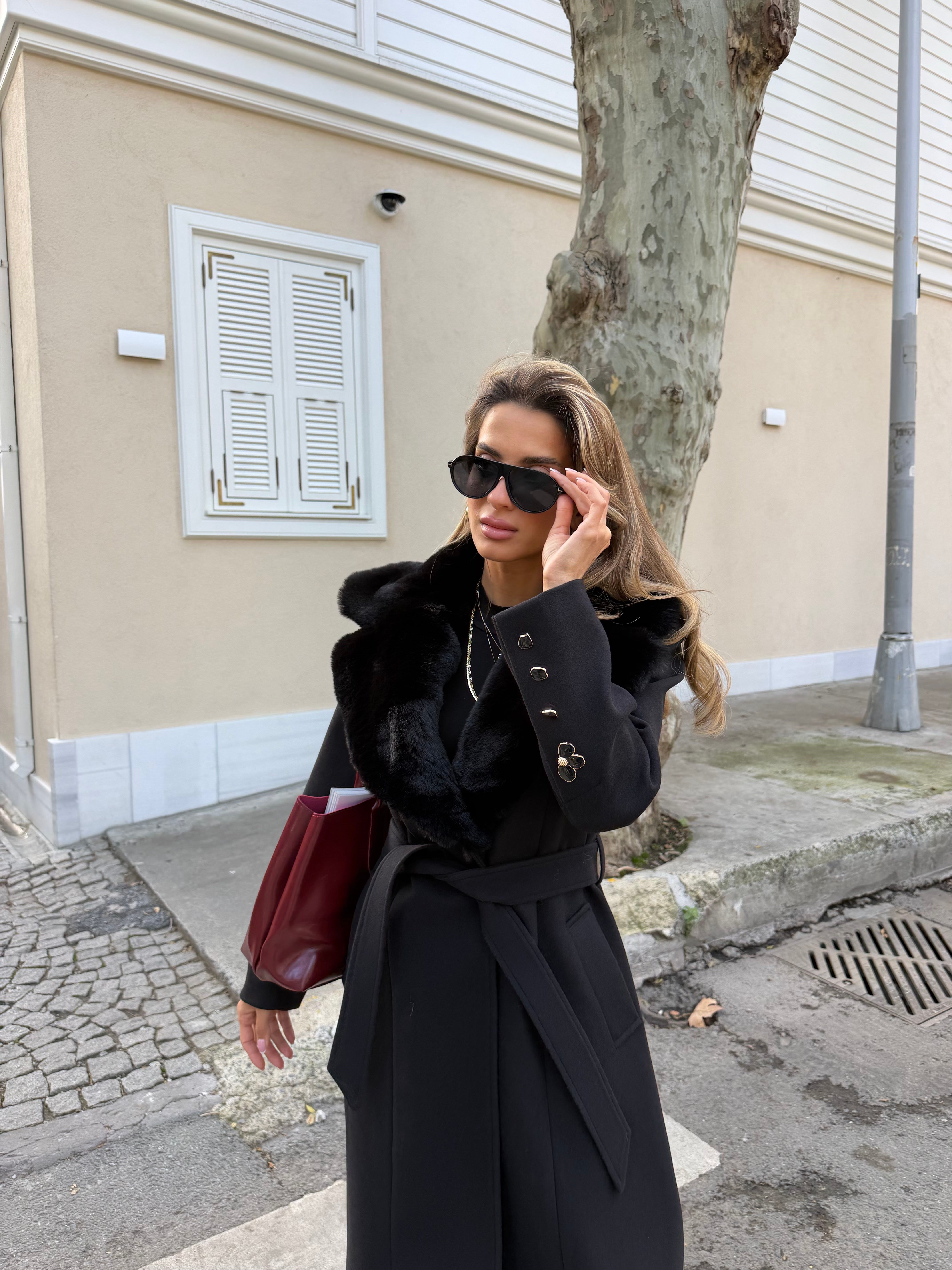 Flora Mücevher Düğmeli Kürk Yaka Kaban (Siyah)