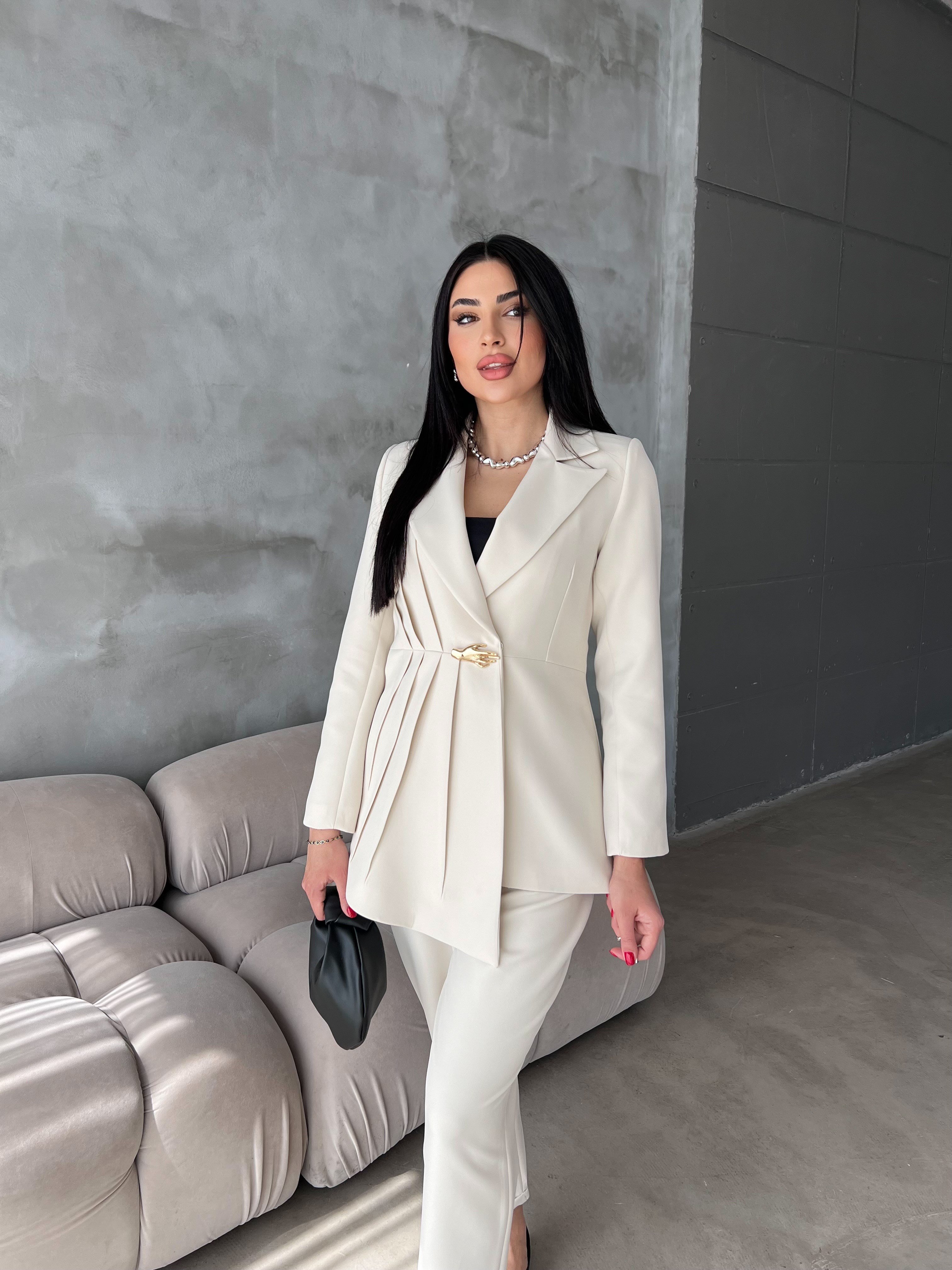 pileli aksesuarlı ceket takım taş