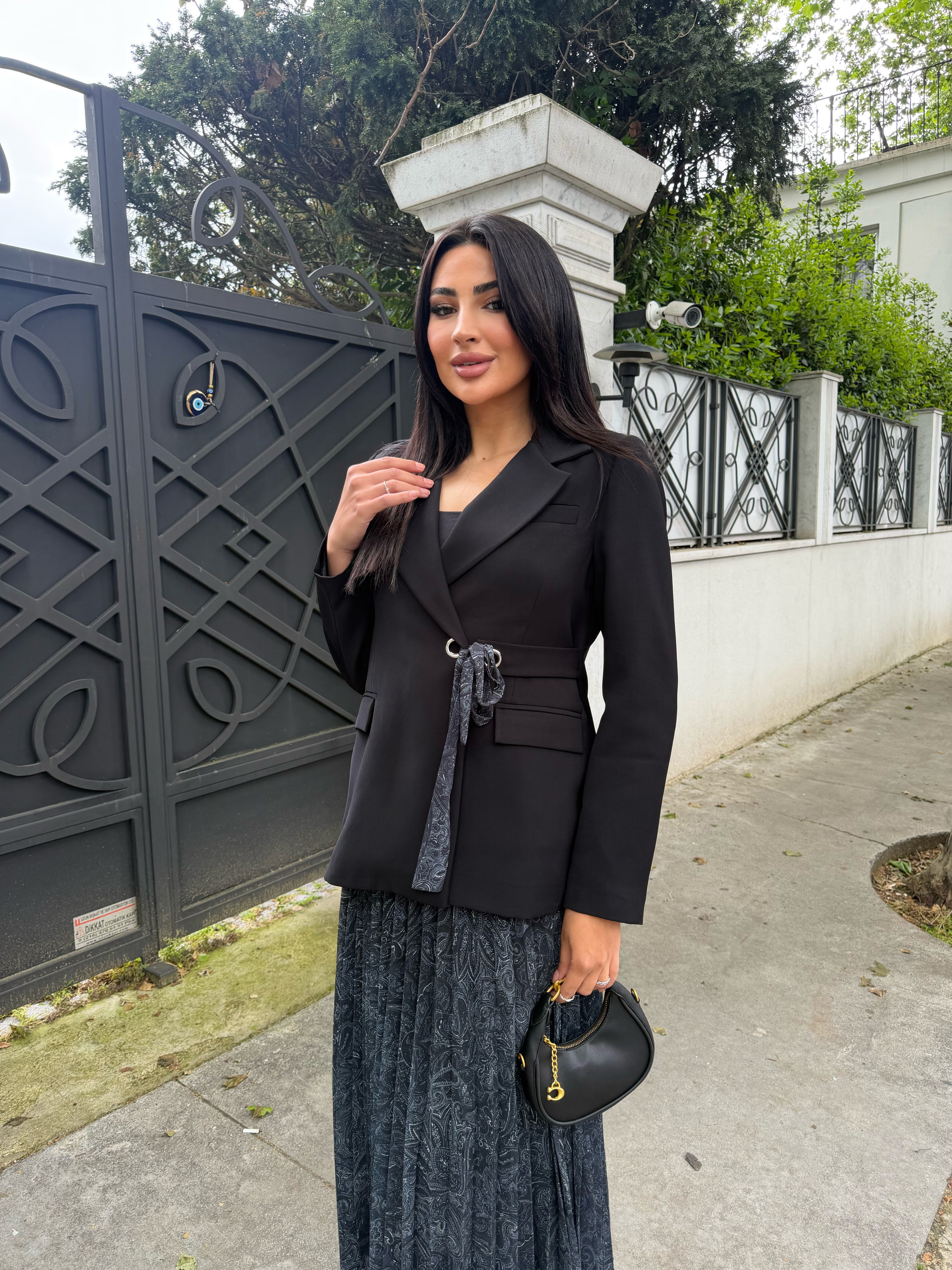 pileli etekli ceket takım siyah 