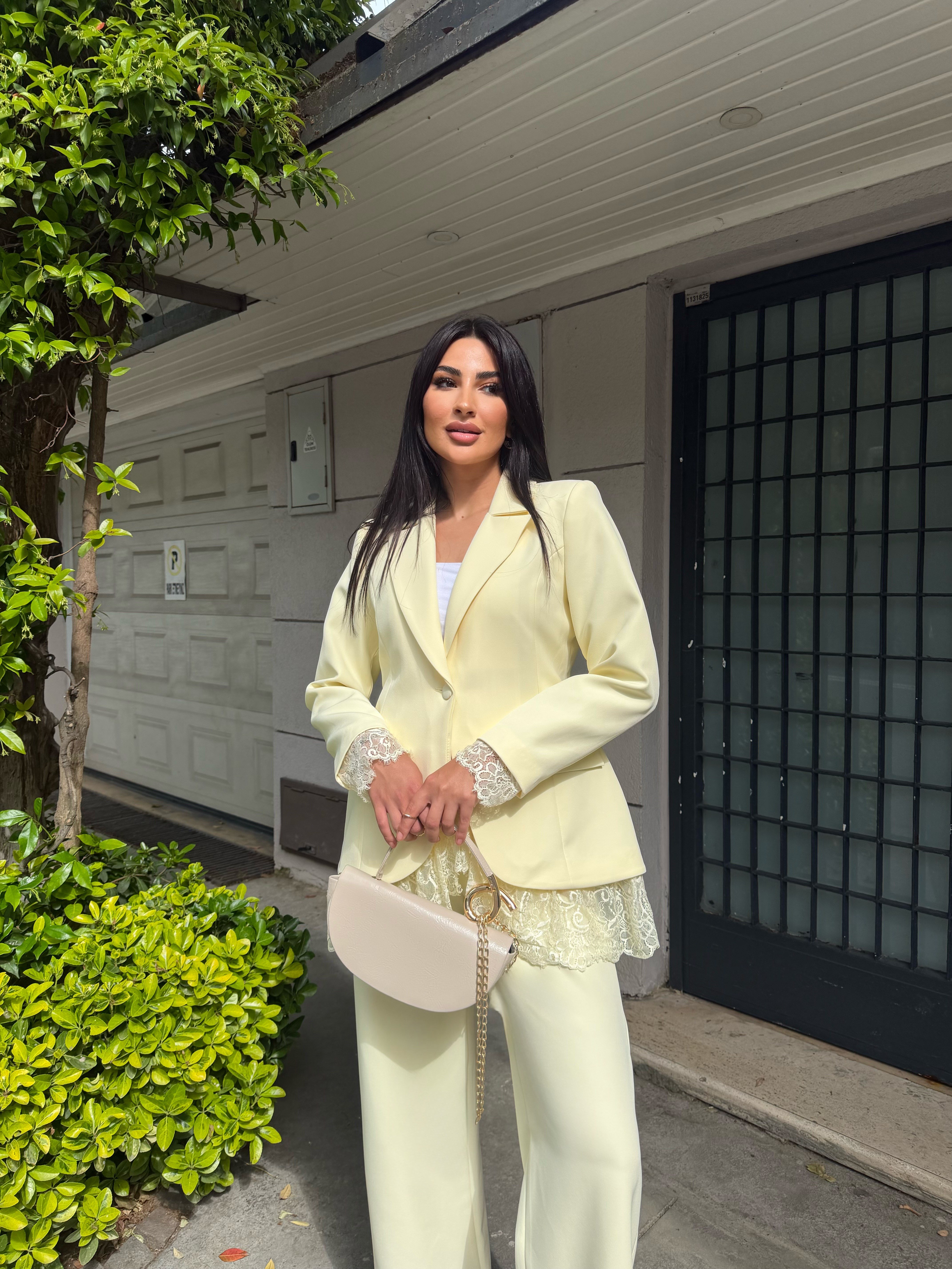 kol ve etek dantelli ceket takım sarı