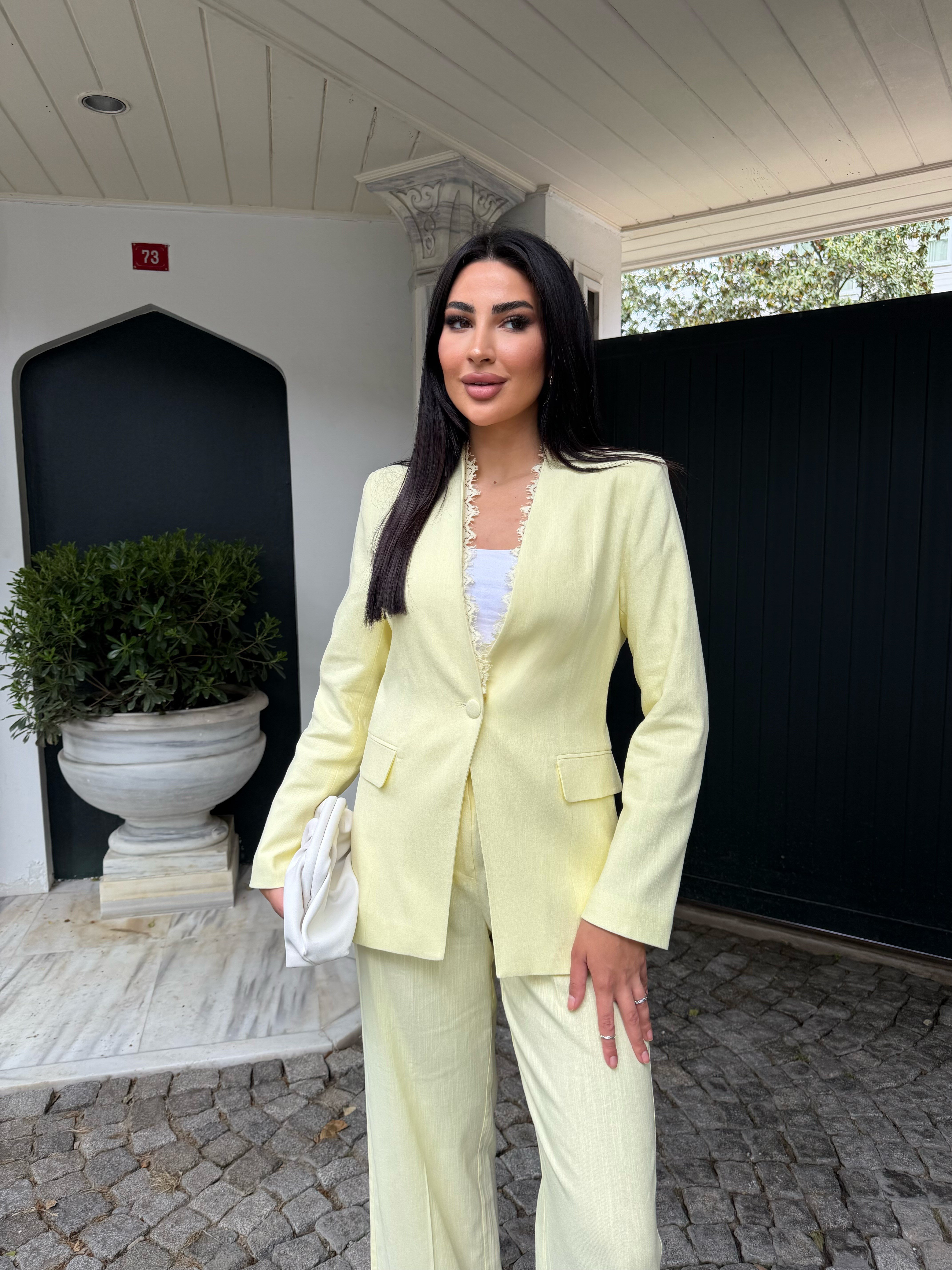 yaka dantelli keten takım sarı