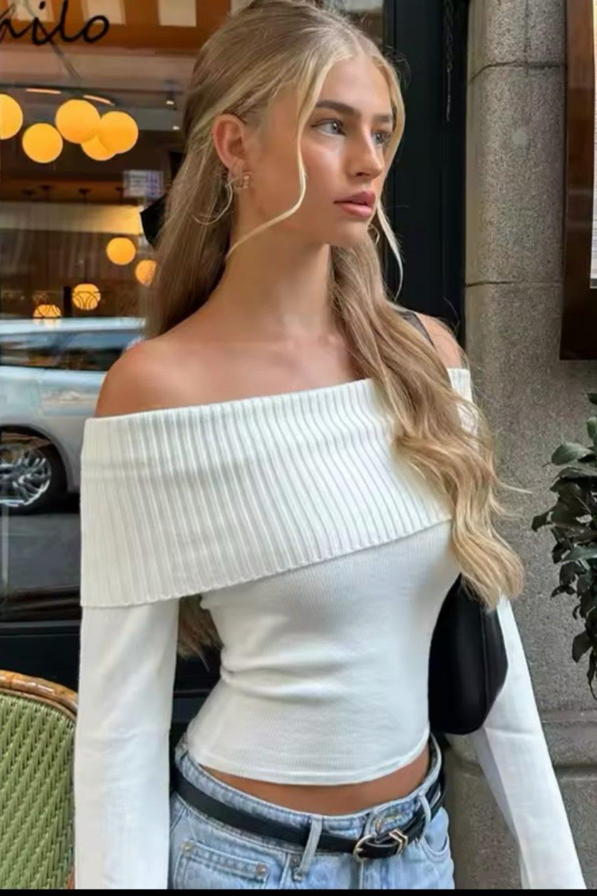Beyaz Şeritli Madonna Yaka Omuz Dekolteli Uzun Kollu Triko Crop Bluz