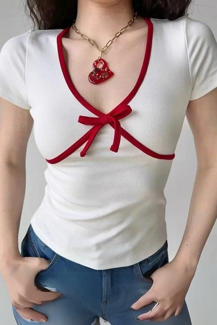 Kırmızı Şeritli Fiyonk Detaylı Beyaz Kısa Kollu Crop
