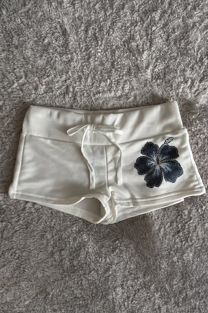 Beyaz Lacivert Hibiskus Çiçeği İpli Y2K Mini Şort