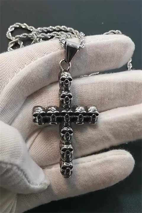 Silver Kuru Kafa İşlemeli Gotik Haç Kolye