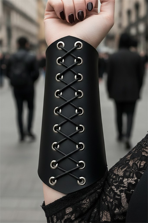 Siyah Deri Bağcıklı Gotik Bileklik