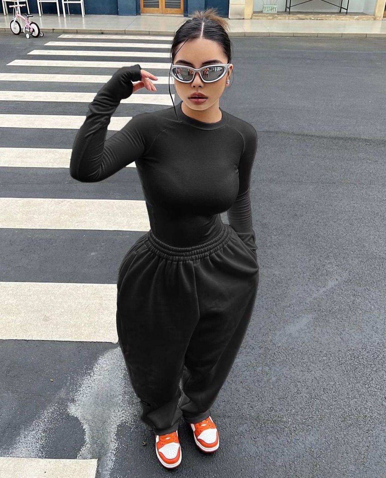 Siyah Parmak Geçirmeli Body Suit