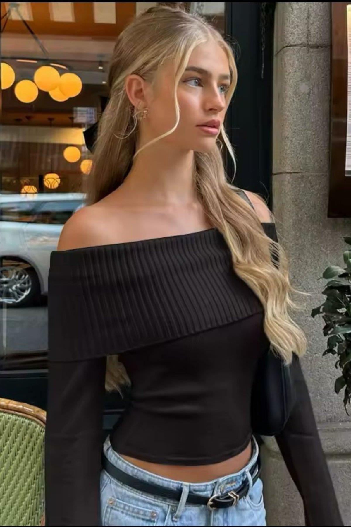 Siyah Şeritli Madonna Yaka Omuz Dekolteli Uzun Kollu Triko Crop Bluz