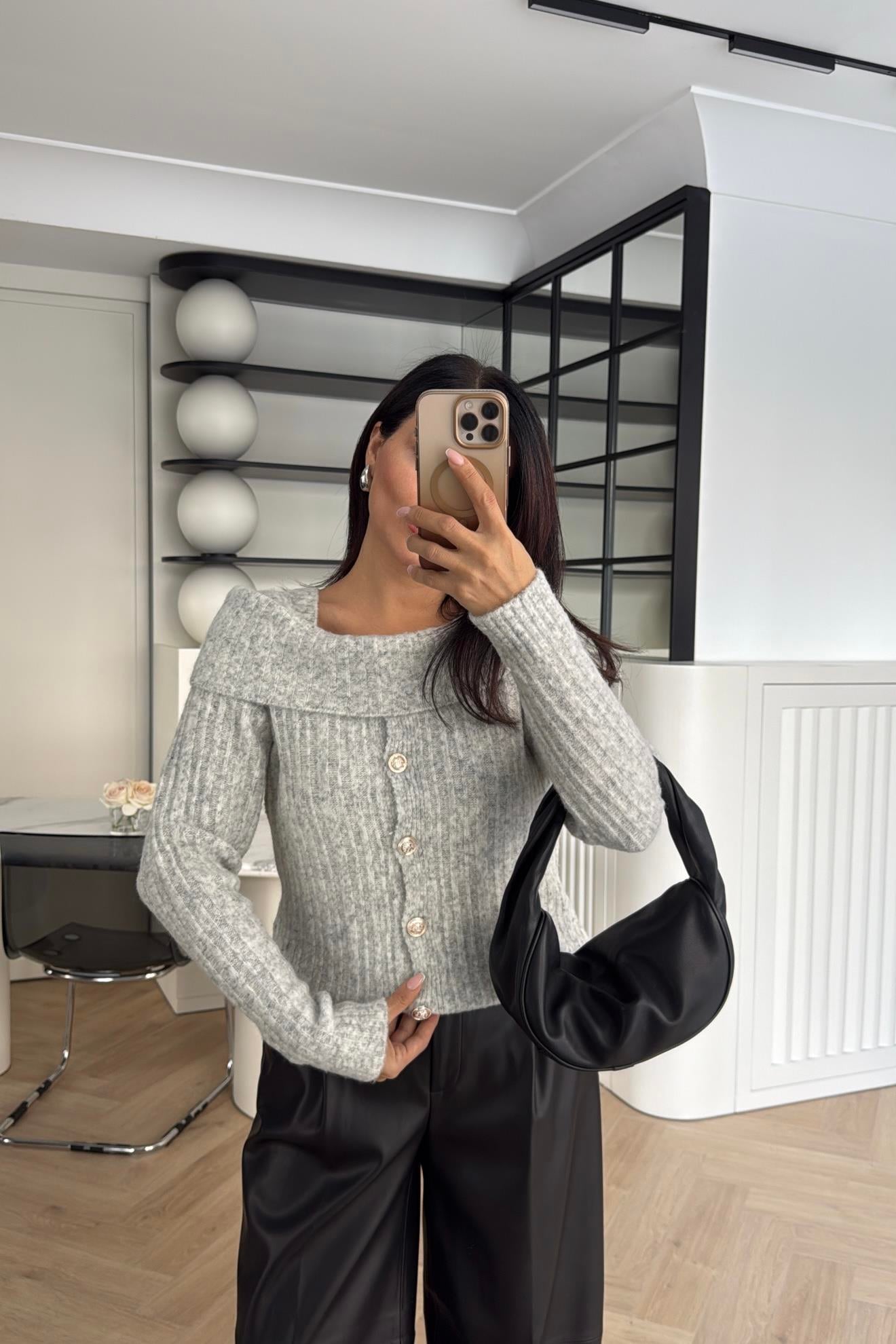 AÇIK GRİ DÜĞMELİ KAYIK YAKA TRİKO