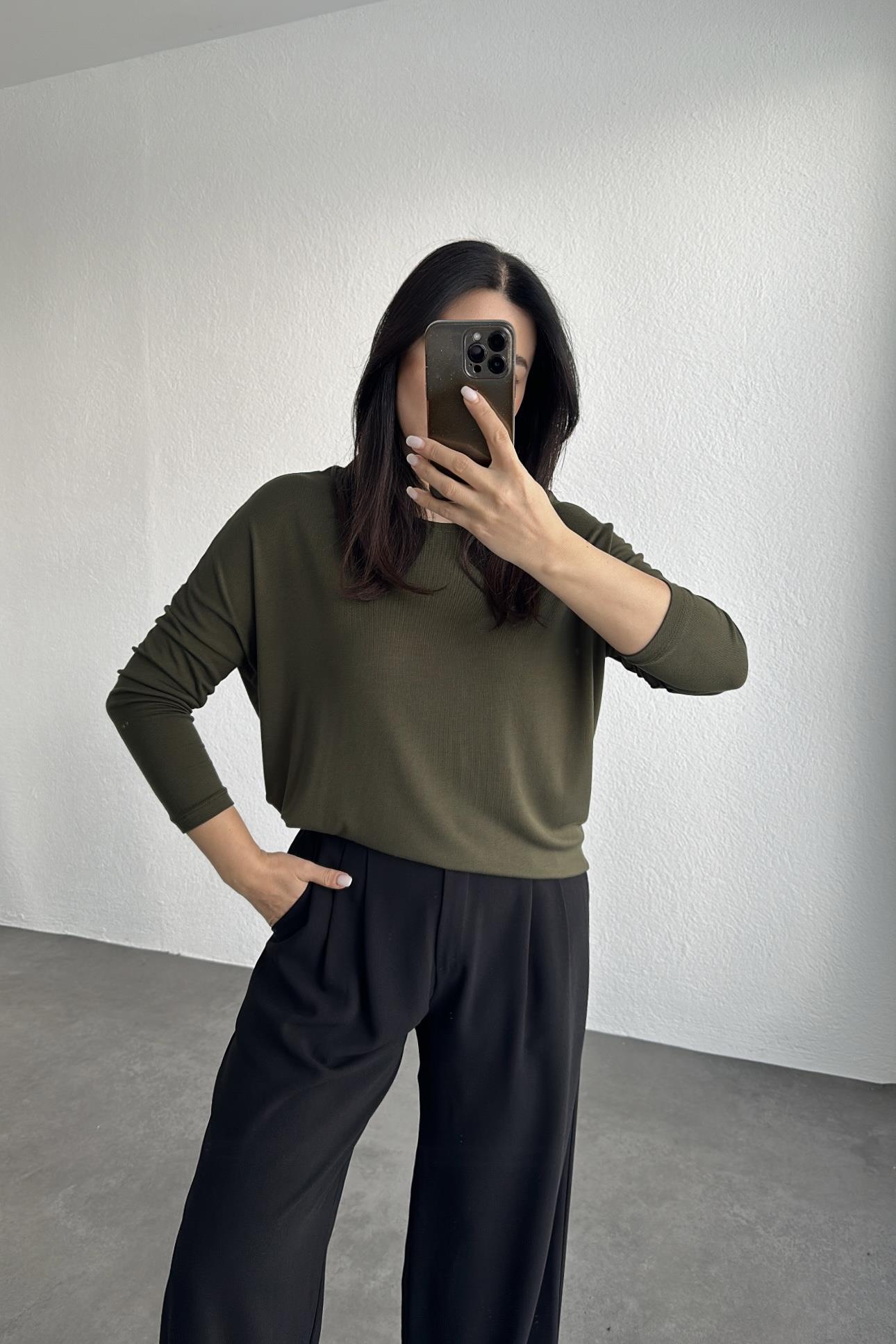 Arkası V Yakalı İnterlok Kumaş Basic Bluz Haki