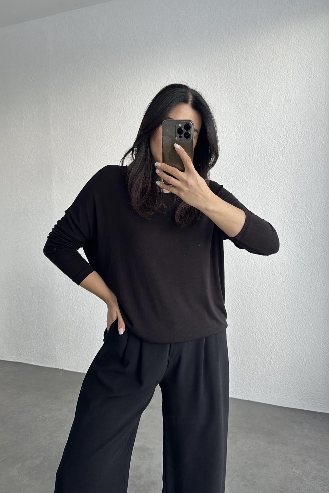 Arkası V Yakalı İnterlok Kumaş Basic Bluz Siyah