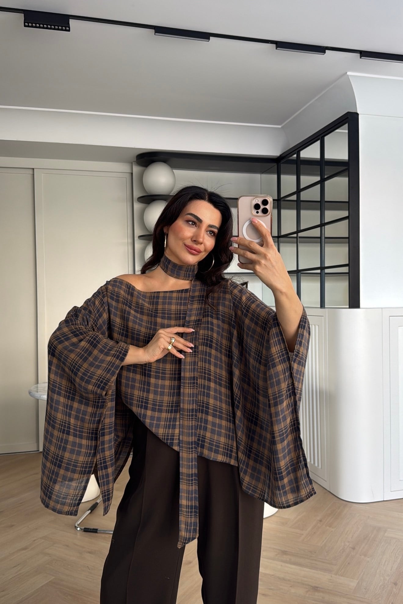 ASİMETRİK KESİM PÖTİKARELİ ŞAL YAKA BLUZ KAHVE
