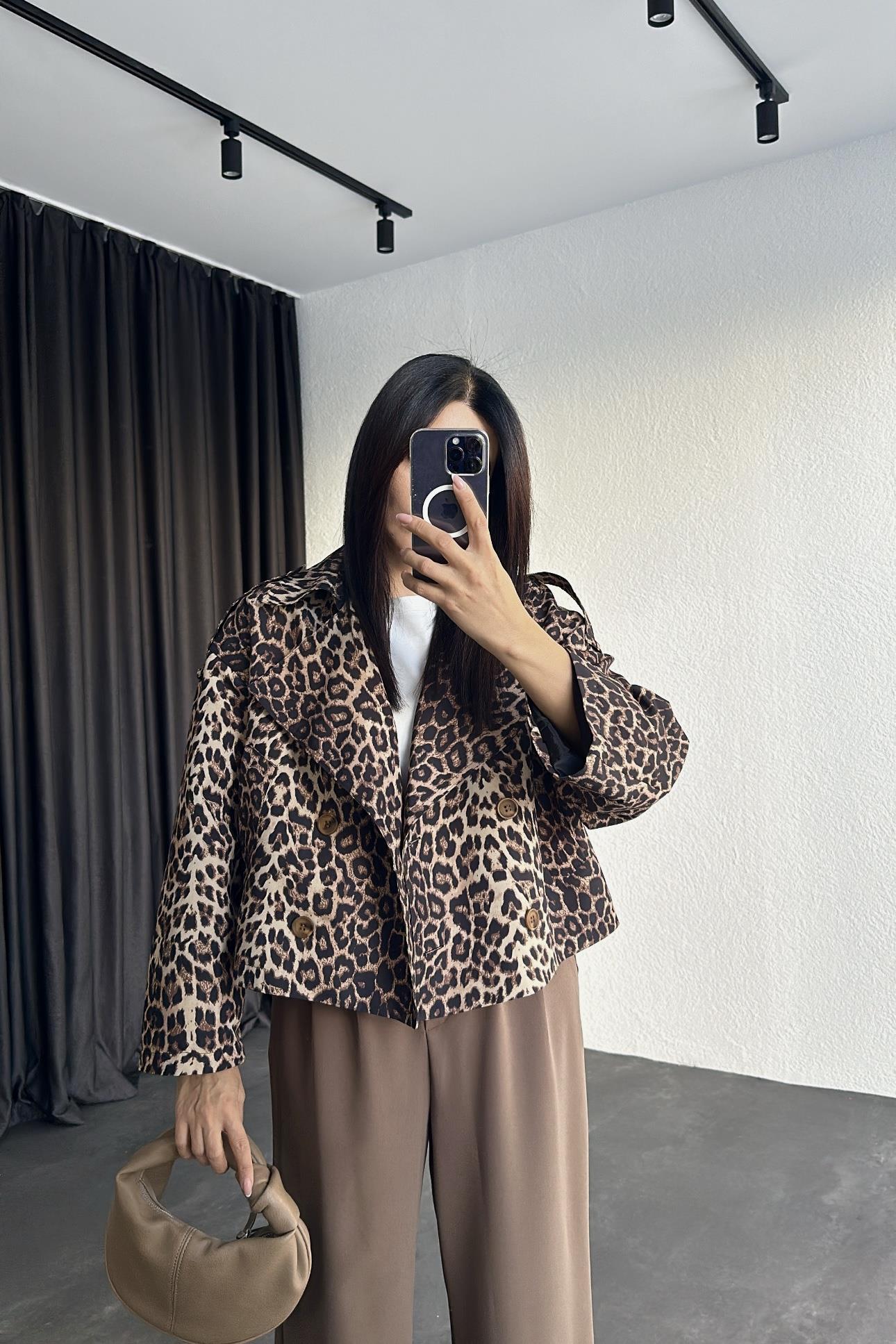 Astarlı Cepli Leopar Desen Kısa Trençkot