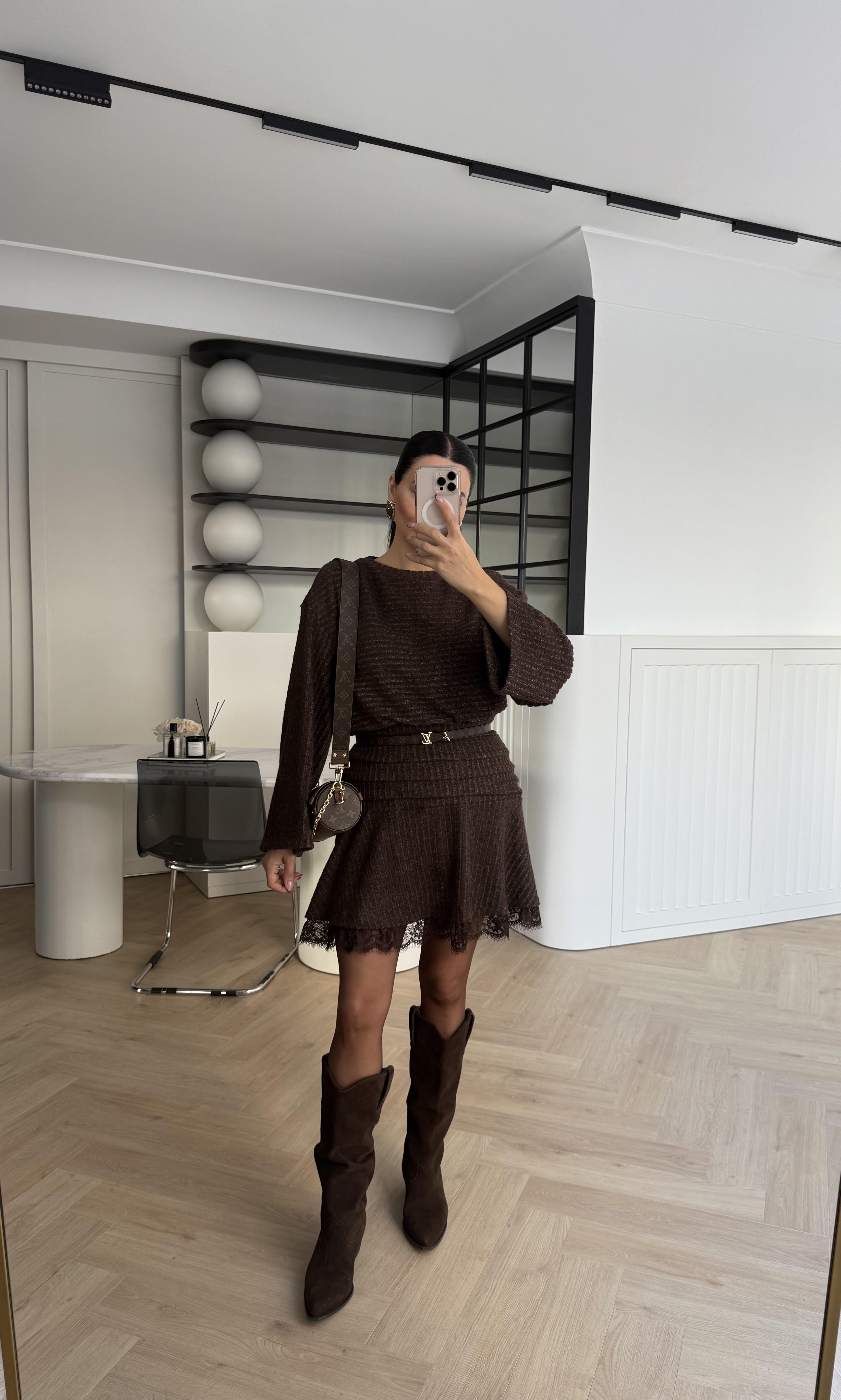 BEL KISMI ESNEK DANTEL DETAYLI ELBİSE KAHVE