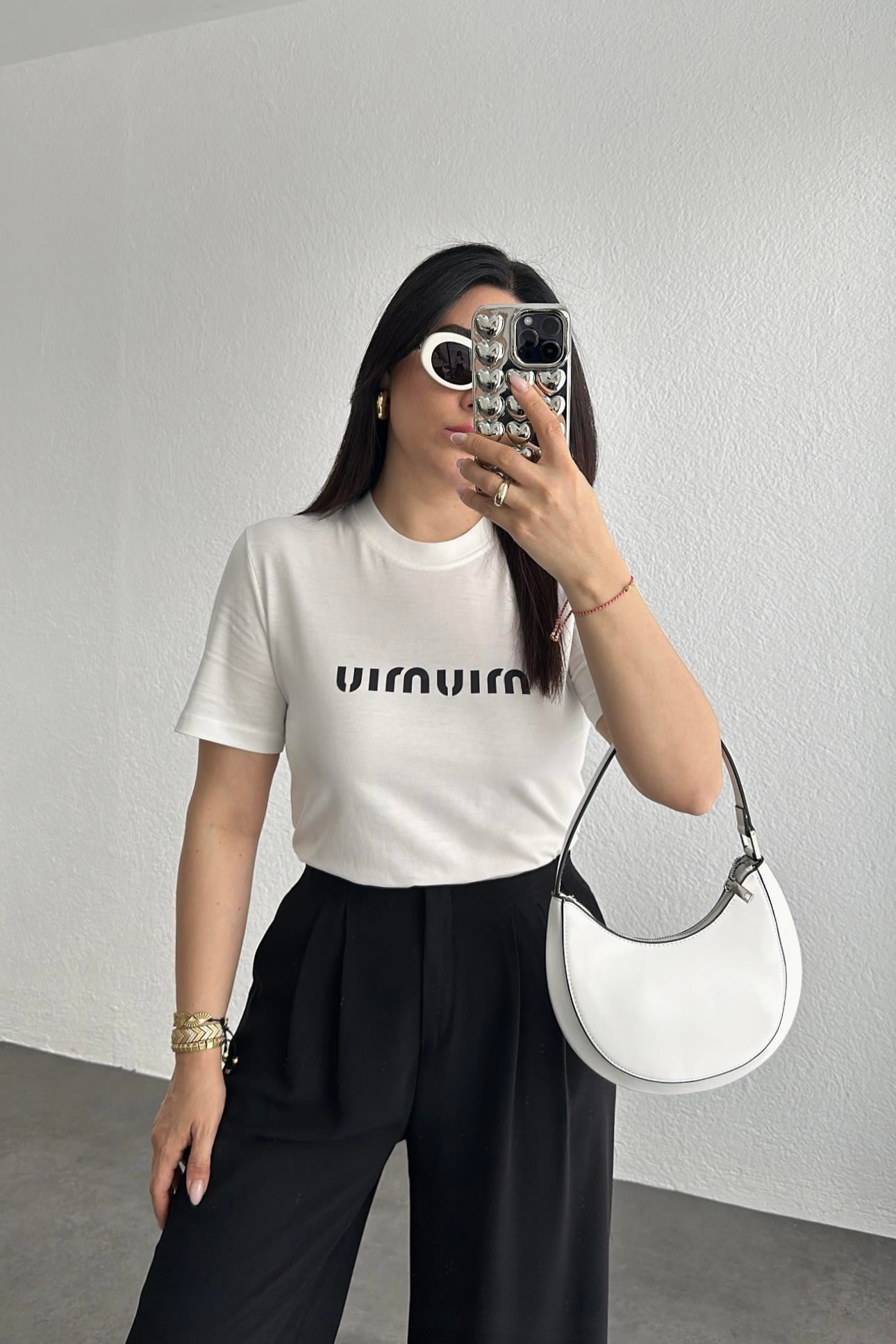 Beyaz Logolu Dekoratif Yaka Tişört