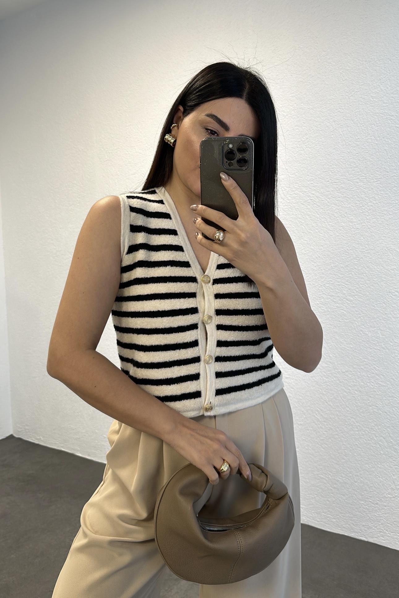 Buklet Dokulu Siyah Çizgili Triko Yelek Ekru