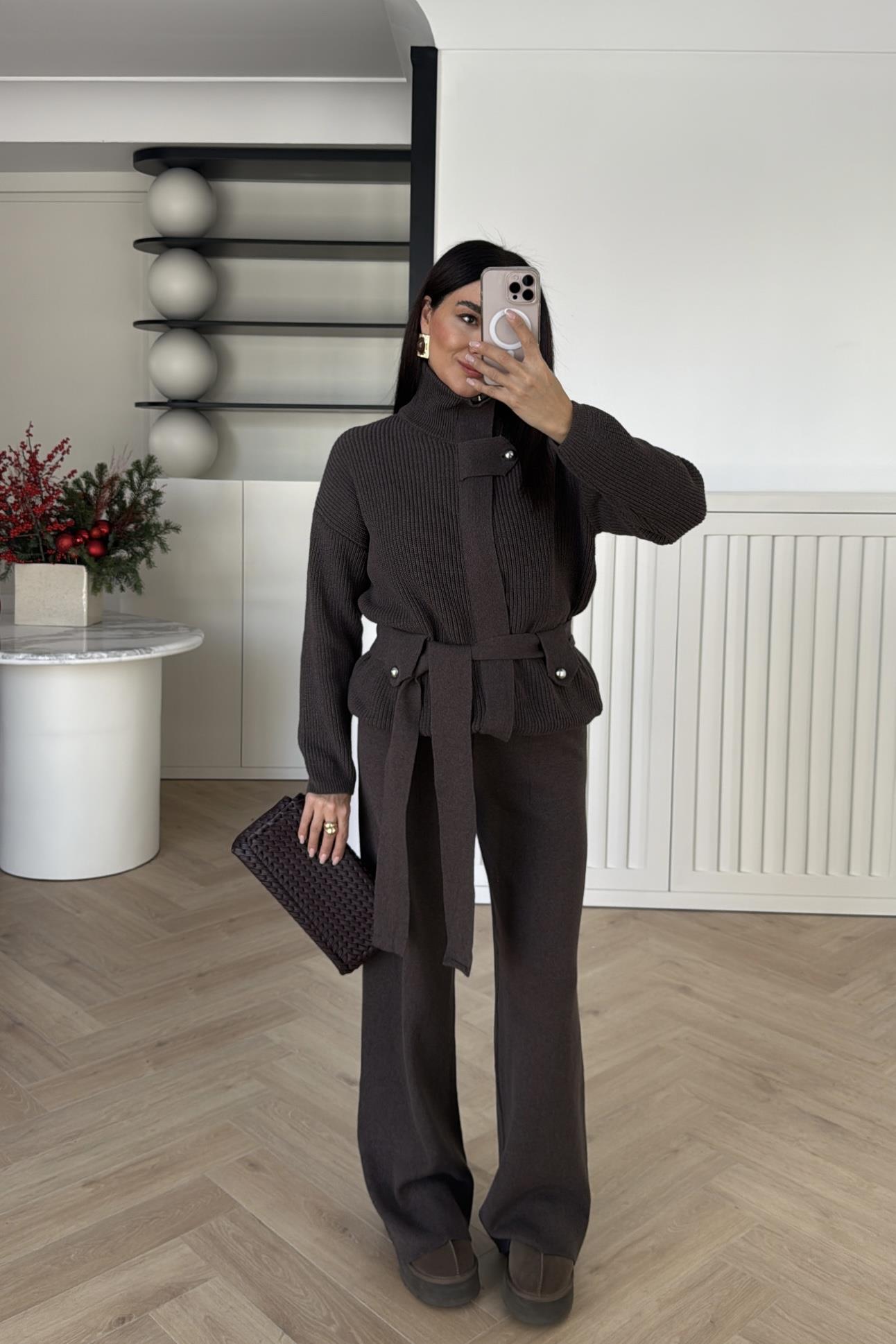 DİK YAKALI KUŞAKLI TRİKO TAKIM VİZON