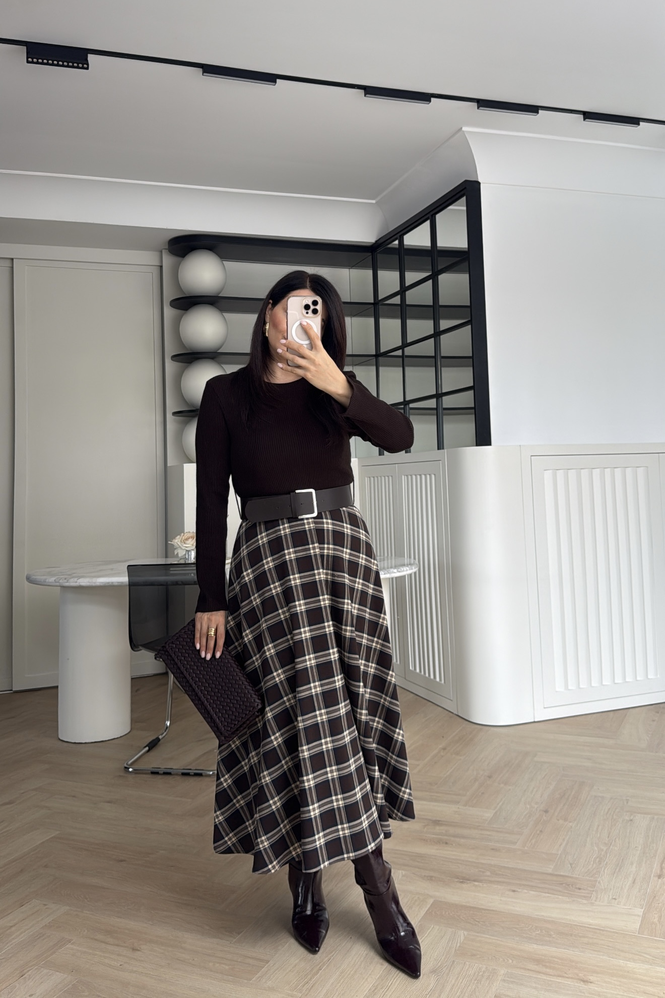 EKOSE DESENLİ VOLANLI MİDİ ELBİSE KAHVE 