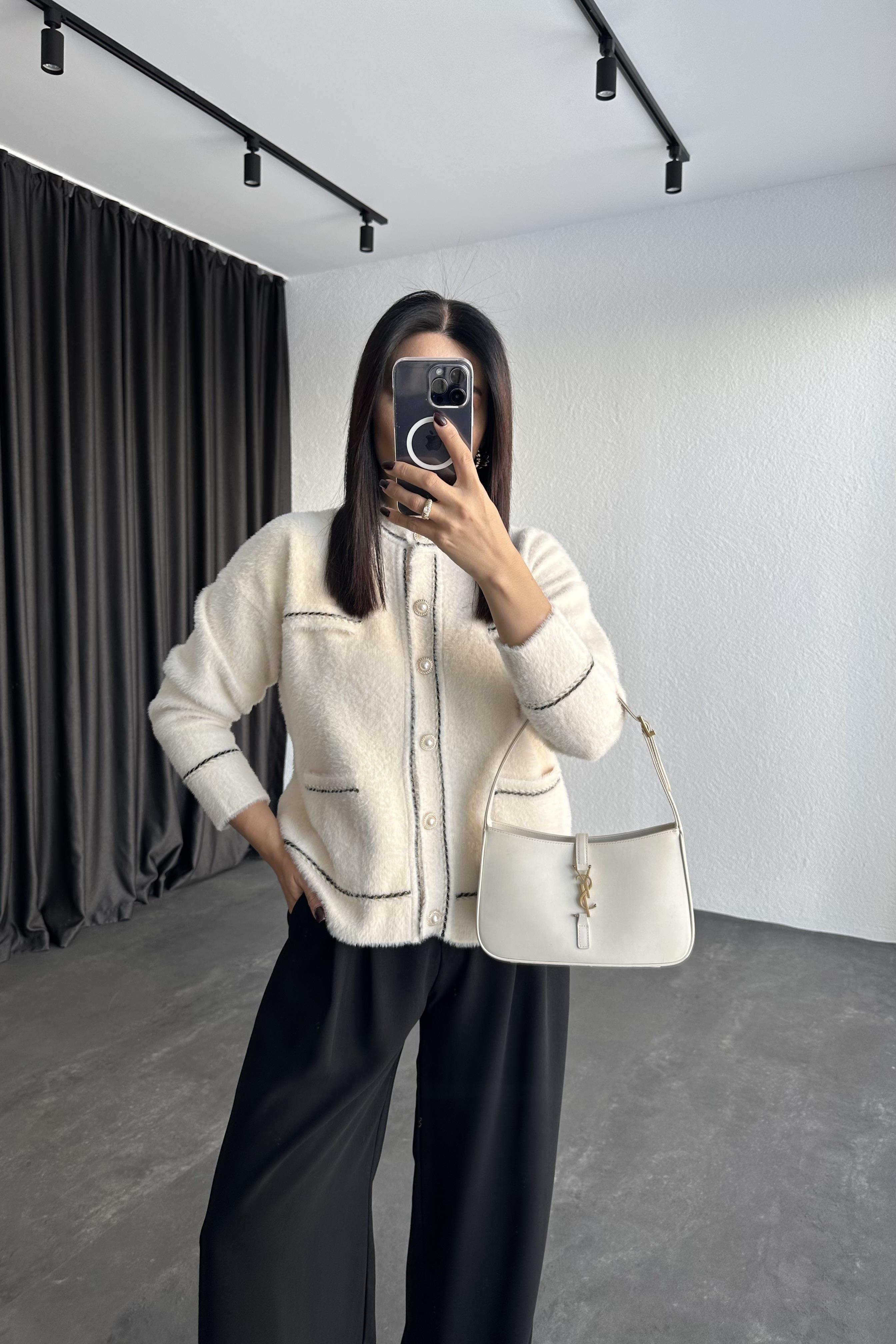 Ekru İnci Düğmeli Özel Sakallı Dokulu Hırka