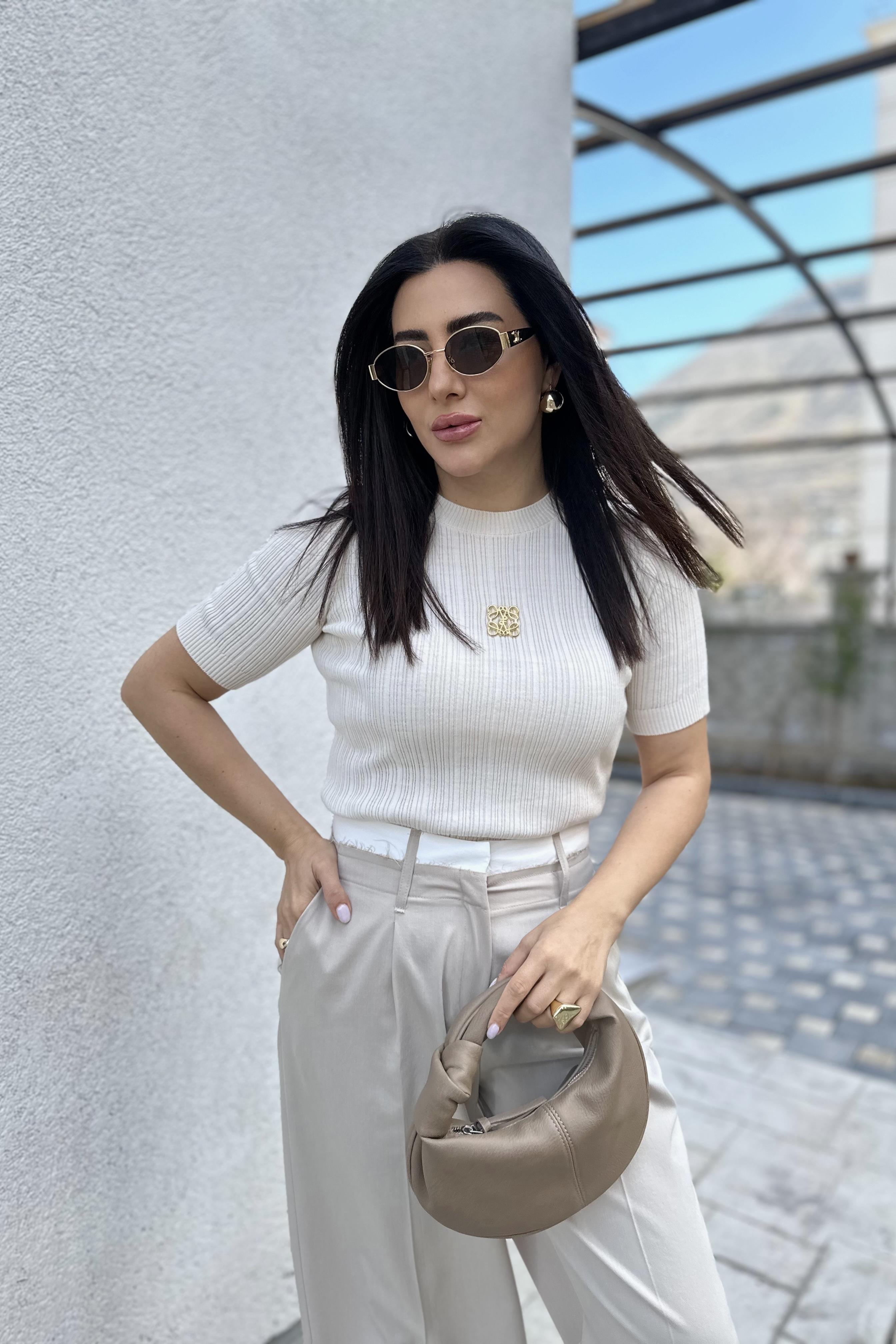 Ekru Marka Broş Detaylı Yazlık Triko