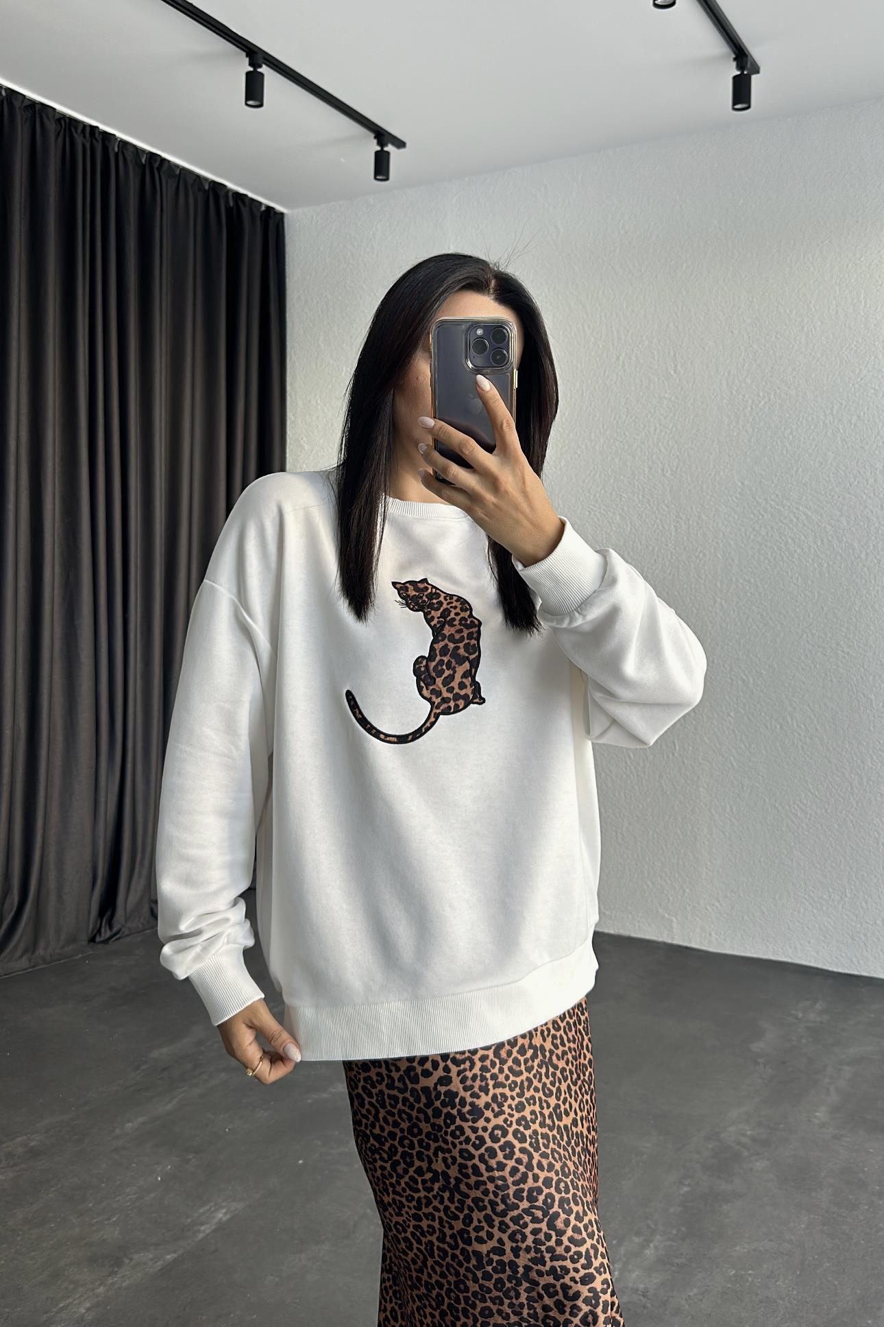 Ekru Renk Leopar Detaylı Oversize Kalıp Sweatshirt 