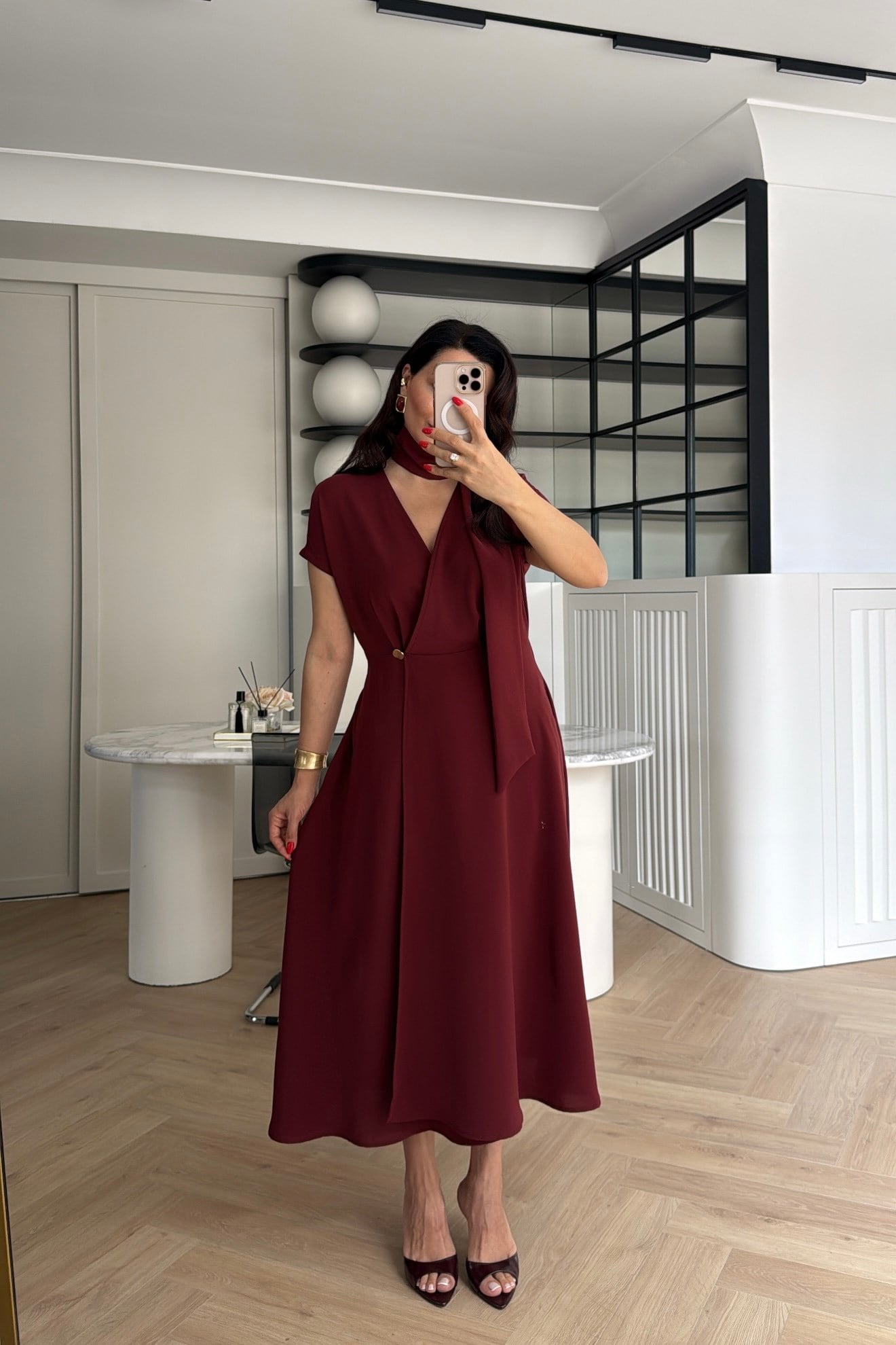 FULARLI GOLD DÜĞME DETAYLI MİDİ ELBİSE BORDO